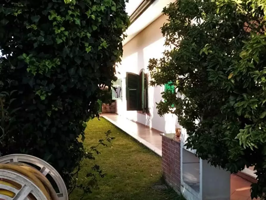 Immagine 54 di Villa in vendita  a Carrara