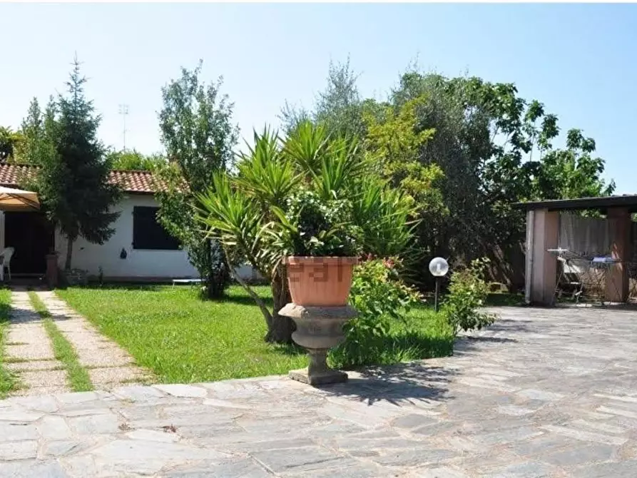 Immagine 50 di Villa in vendita  a Carrara