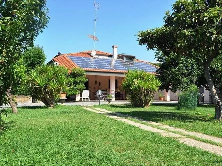 Immagine 57 di Villa in vendita  a Carrara