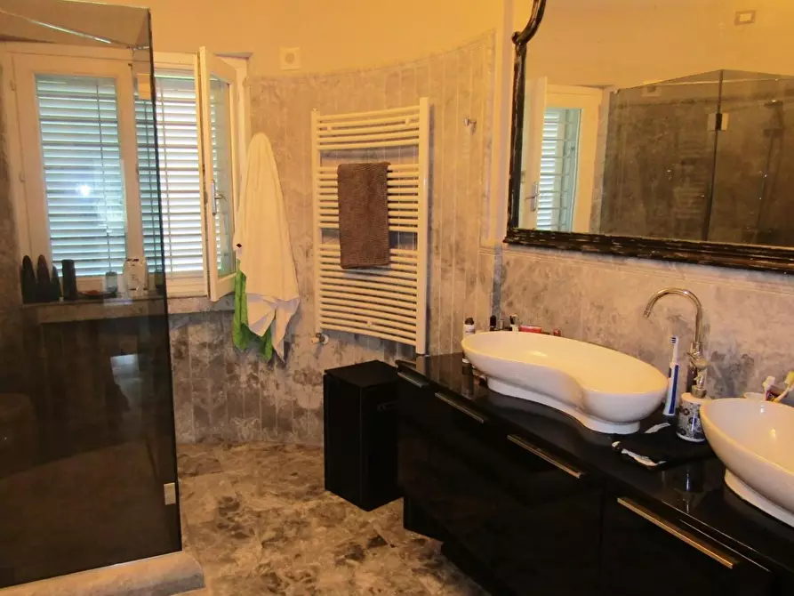 Immagine 12 di Villa in vendita  a Carrara