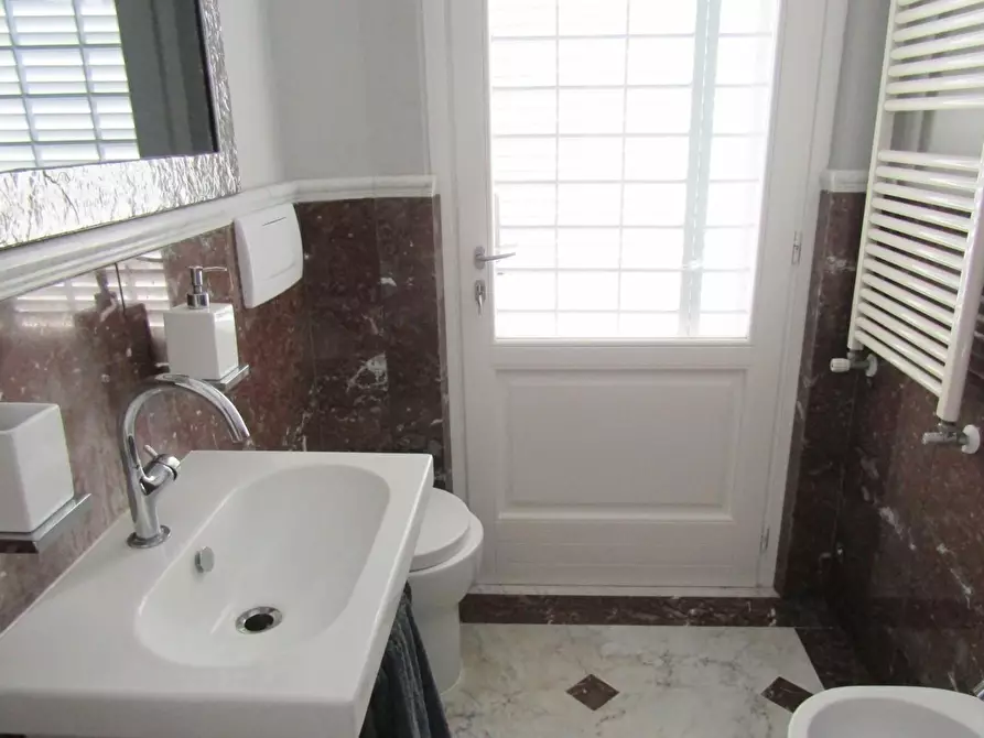 Immagine 11 di Villa in vendita  a Carrara