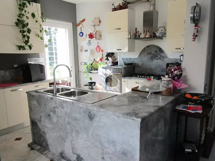 Immagine 6 di Villa in vendita  a Carrara