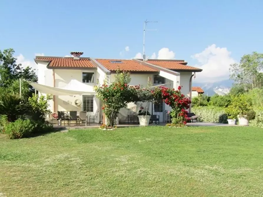Immagine 33 di Villa in vendita  a Carrara