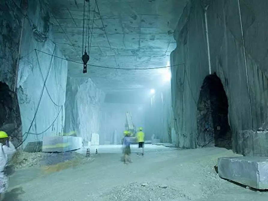 Immagine 37 di Villa in vendita  a Carrara