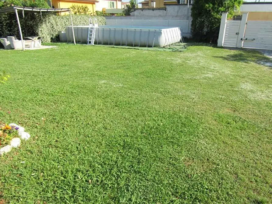 Immagine 34 di Villa in vendita  a Carrara