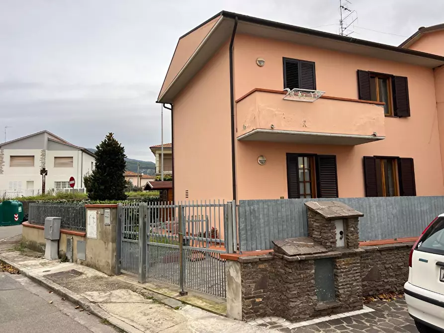 Immagine 1 di Casa bifamiliare in vendita  a Cascina