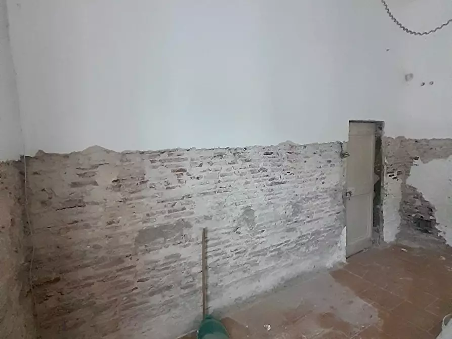 Immagine 2 di Locale commerciale in vendita  a Pisa