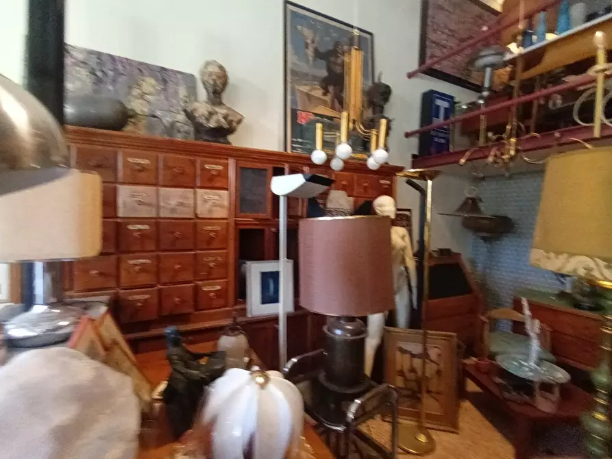 Immagine 8 di Locale commerciale in affitto  a Lucca