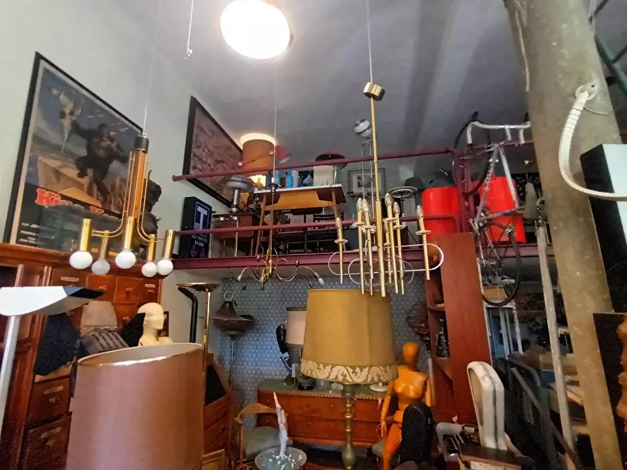 Immagine 16 di Locale commerciale in affitto  a Lucca