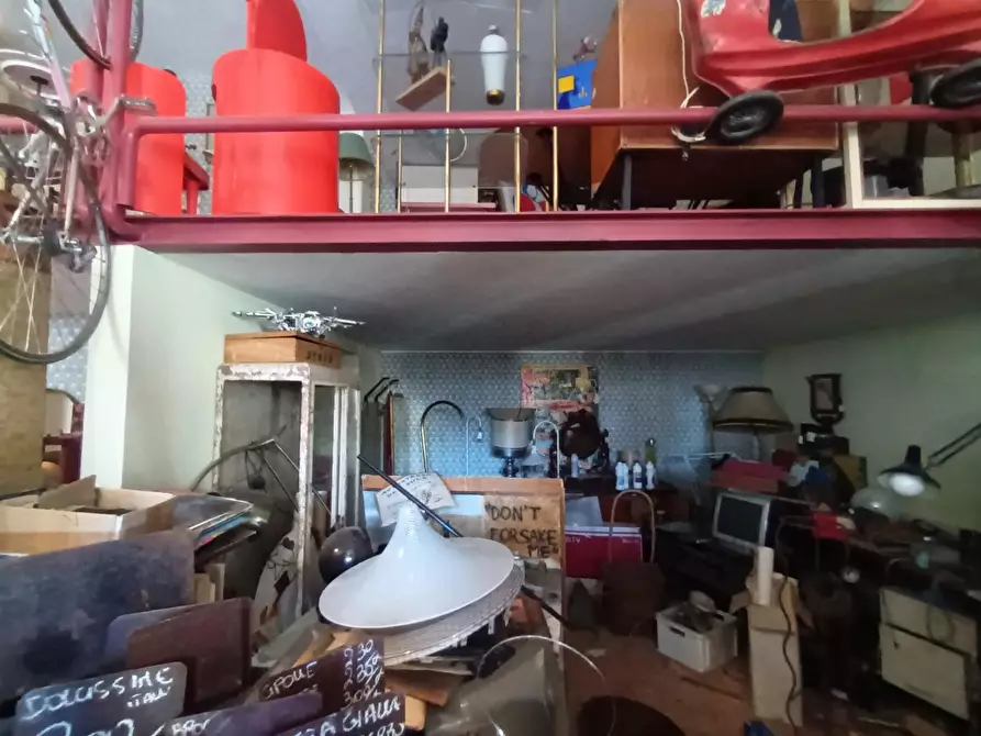 Immagine 9 di Locale commerciale in affitto  a Lucca