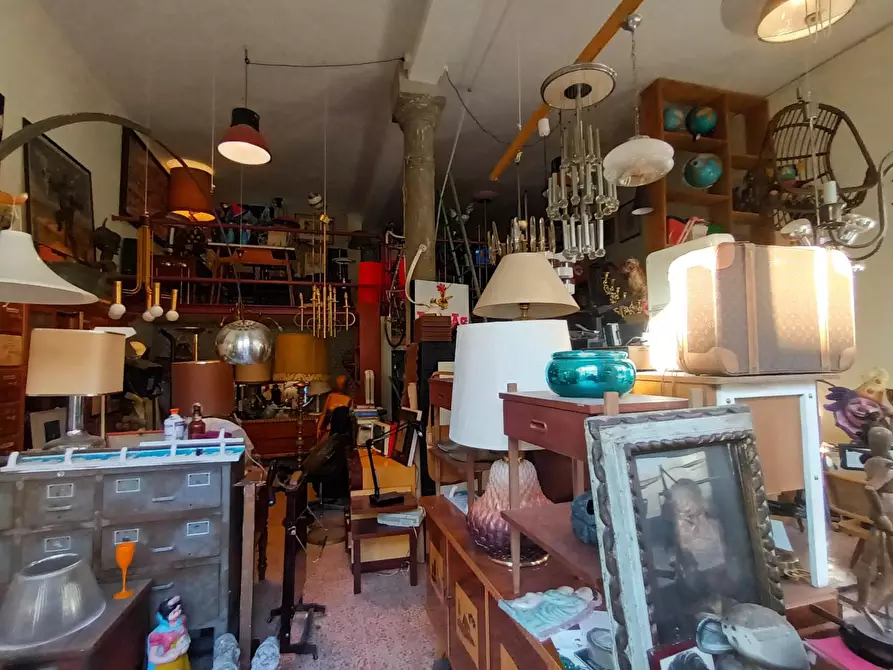 Immagine 4 di Locale commerciale in affitto  a Lucca