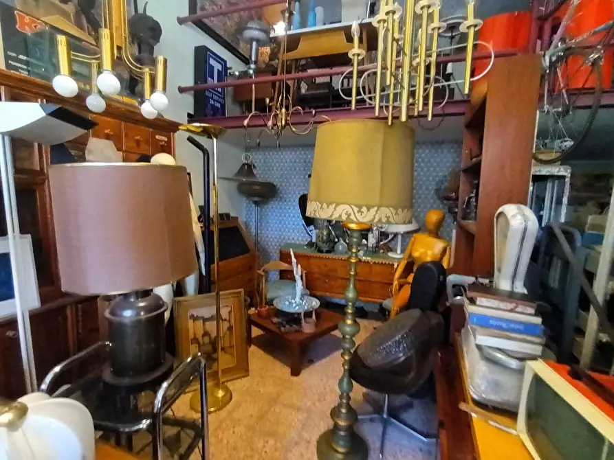 Immagine 7 di Locale commerciale in affitto  a Lucca