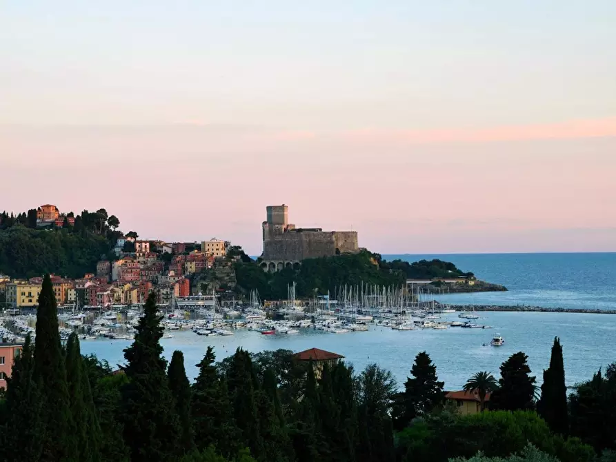 Immagine 1 di Casa colonica in vendita  a Lerici