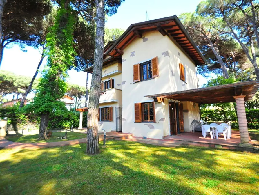 Immagine 1 di Villa in vendita  a Pietrasanta