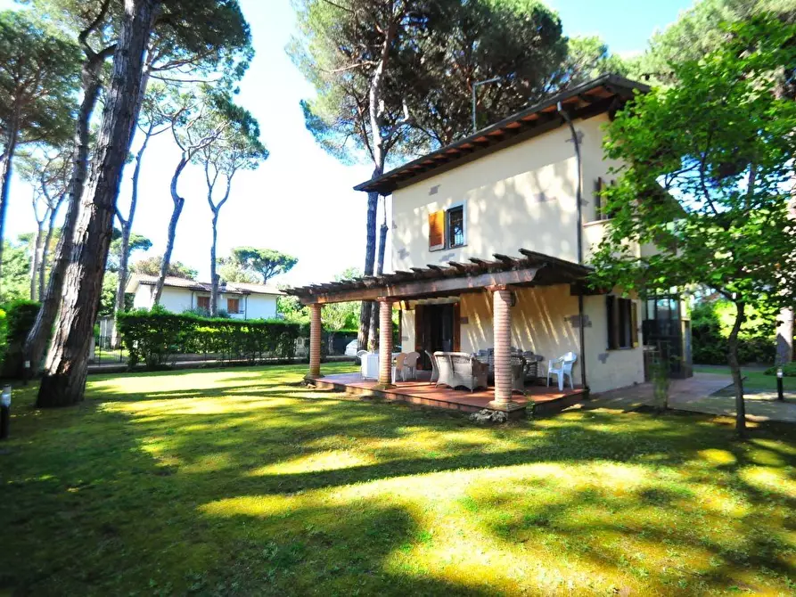 Immagine 2 di Villa in vendita  a Pietrasanta