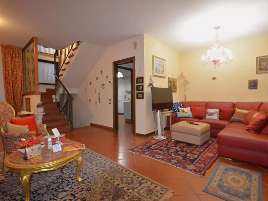 Immagine 2 di Villetta a schiera in vendita  a Lucca