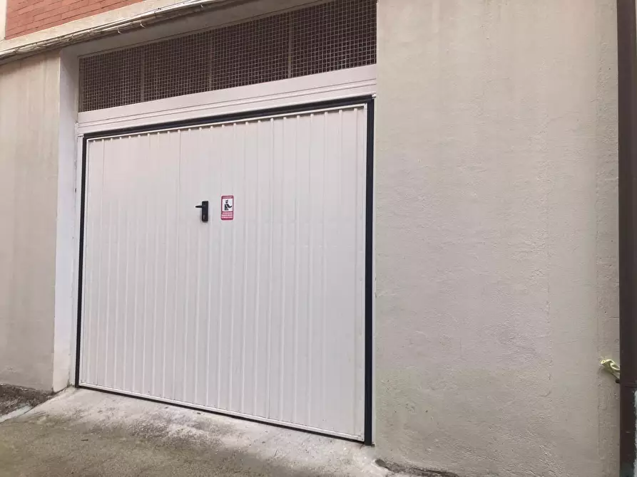 Immagine 1 di Garage in vendita  a Carrara