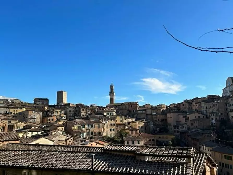 Immagine 2 di Appartamento in vendita  a Siena