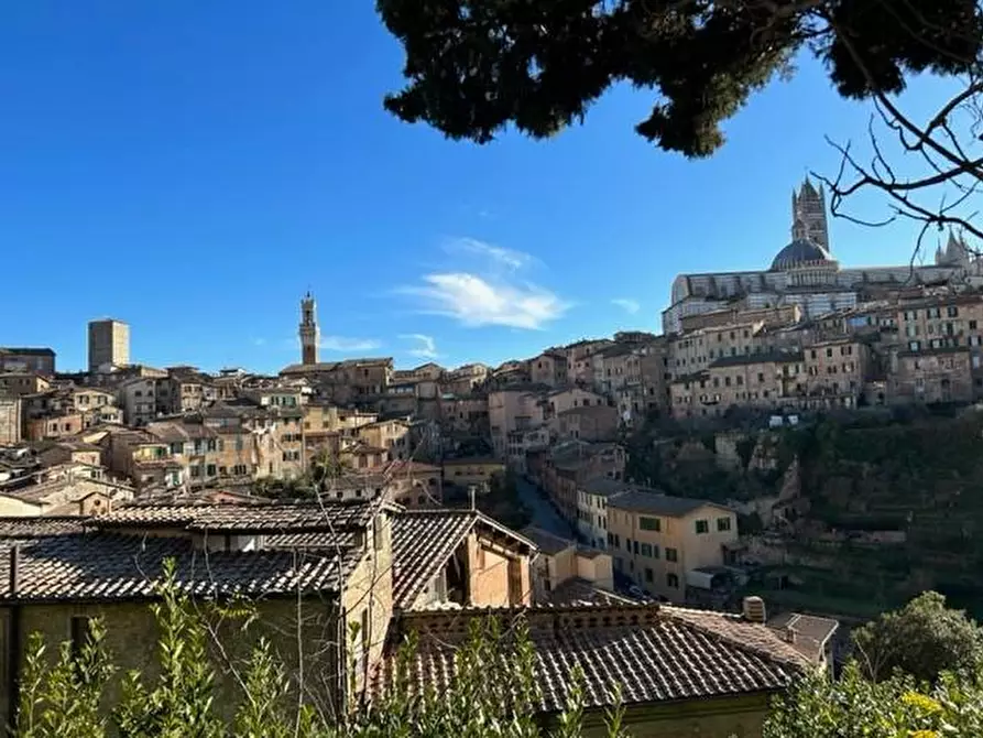 Immagine 1 di Appartamento in vendita  a Siena
