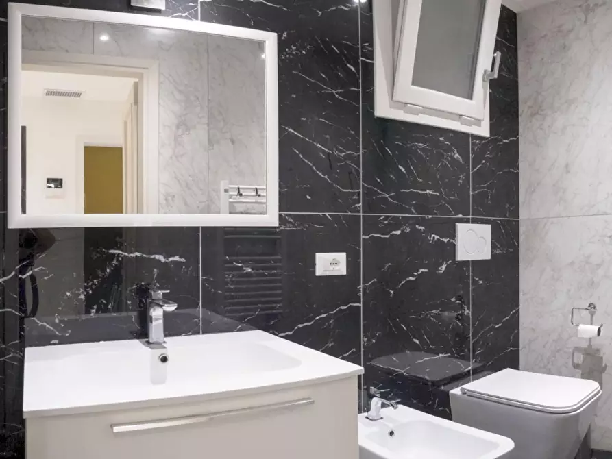 Immagine 21 di Appartamento in vendita  a Viareggio