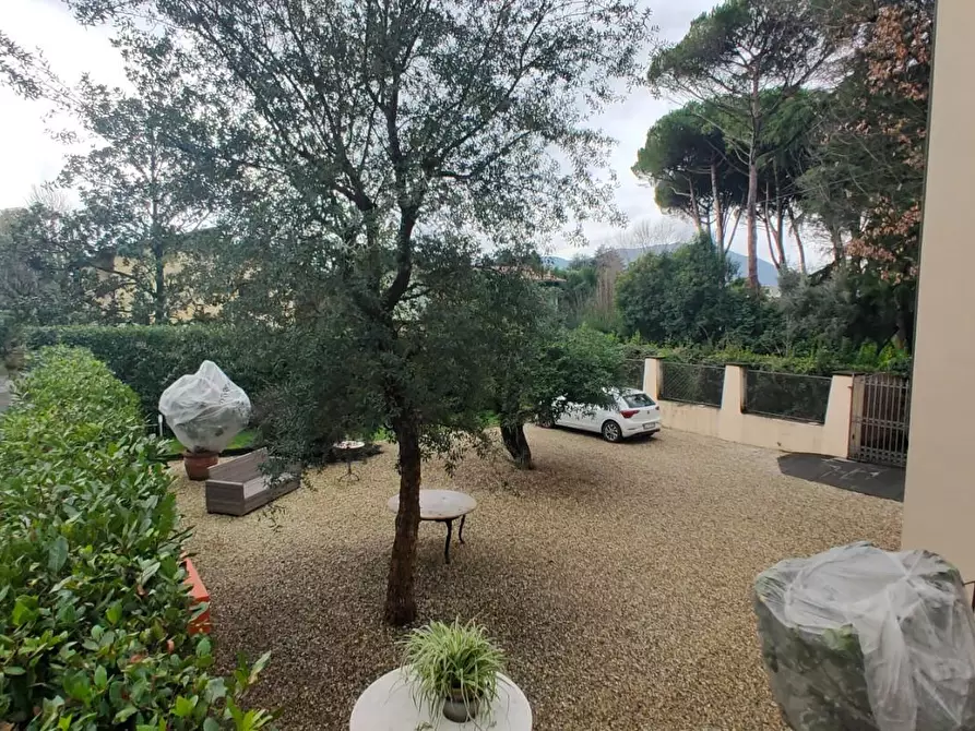 Immagine 10 di Appartamento in vendita  a Lucca