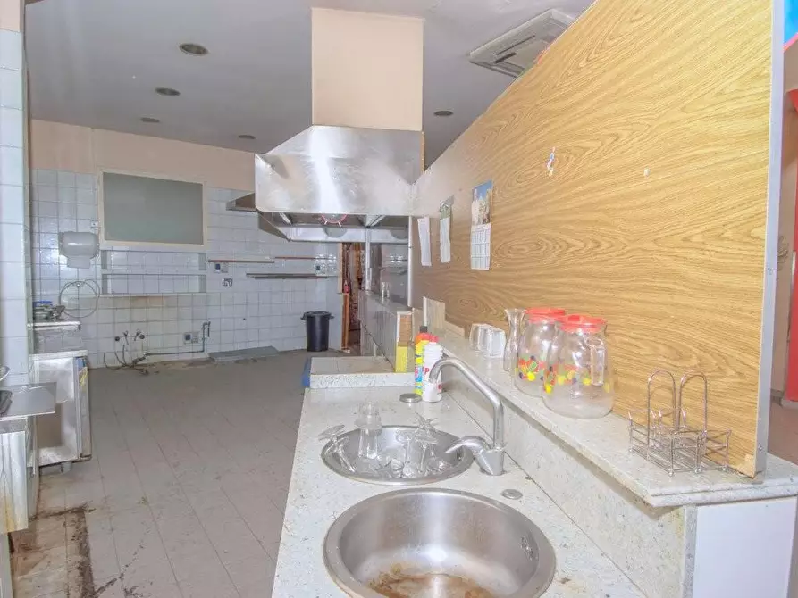 Immagine 13 di Negozio in vendita  a Poggibonsi