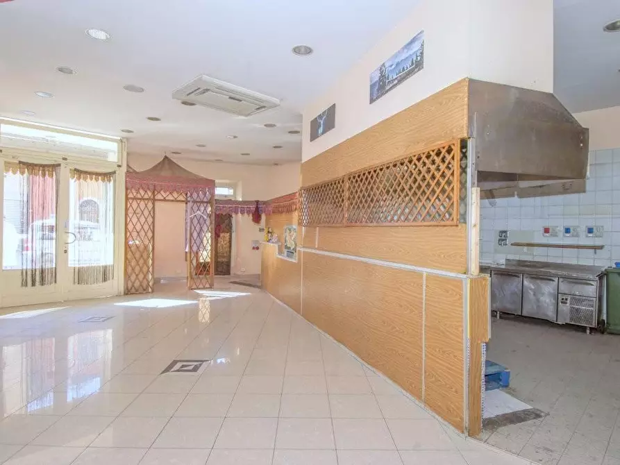 Immagine 14 di Negozio in vendita  a Poggibonsi