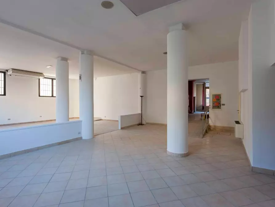 Immagine 5 di Negozio in vendita  a Poggibonsi