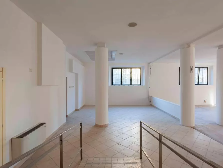 Immagine 3 di Negozio in vendita  a Poggibonsi