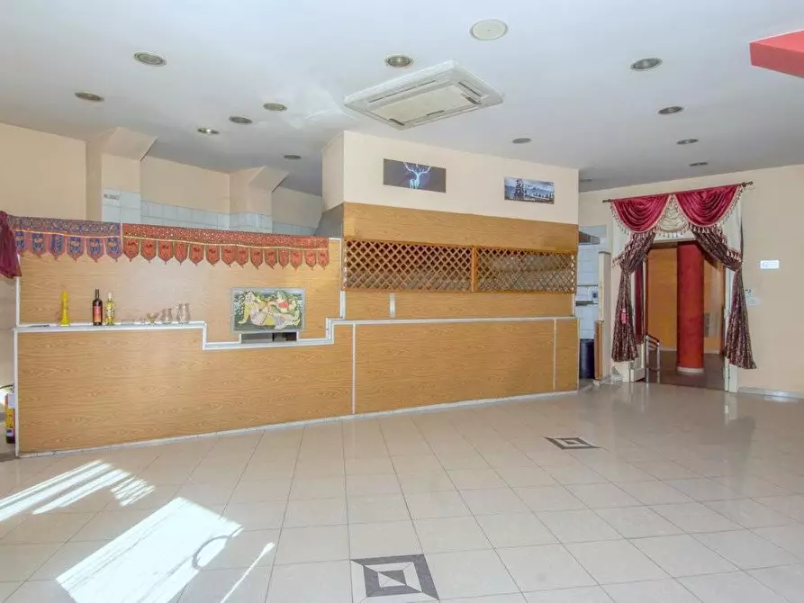 Immagine 15 di Negozio in vendita  a Poggibonsi