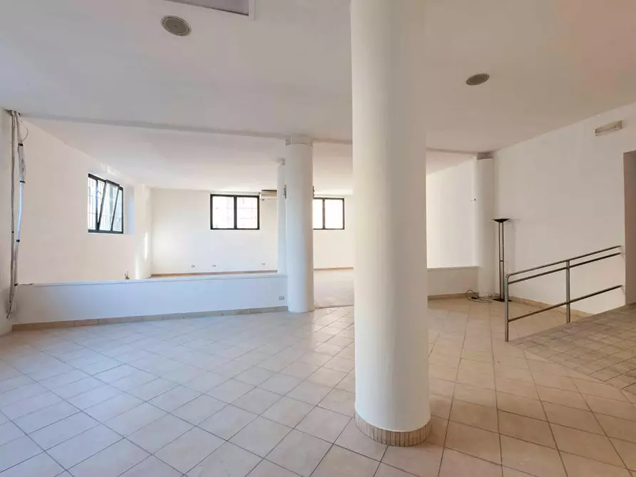 Immagine 9 di Negozio in vendita  a Poggibonsi