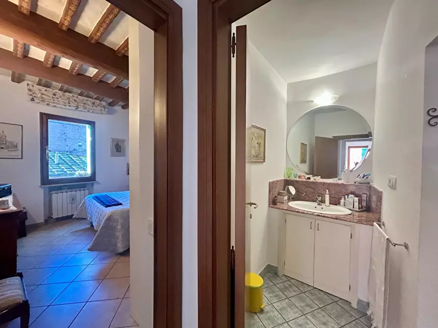 Immagine 21 di Appartamento in vendita  a Siena