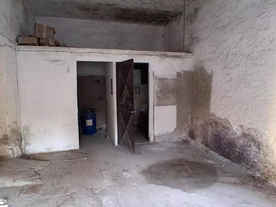 Immagine 4 di Magazzino in vendita  a Lucca