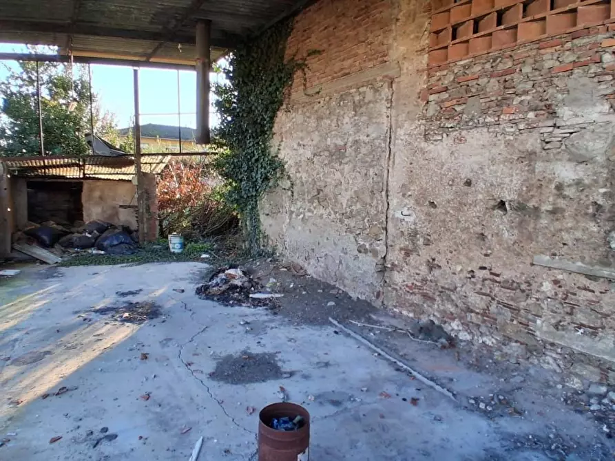 Immagine 3 di Magazzino in vendita  a Lucca