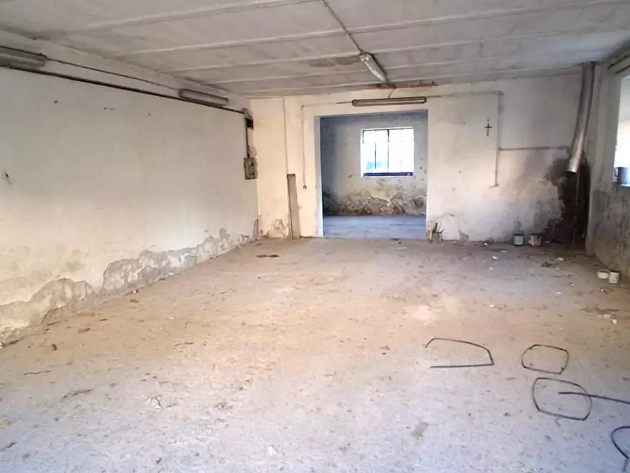 Immagine 7 di Magazzino in vendita  a Lucca