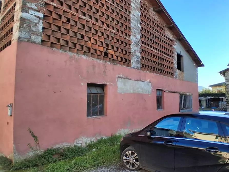 Immagine 2 di Magazzino in vendita  a Lucca