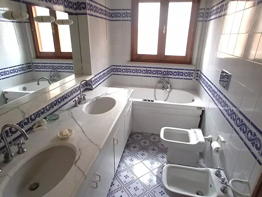 Immagine 13 di Appartamento in vendita  a Viareggio