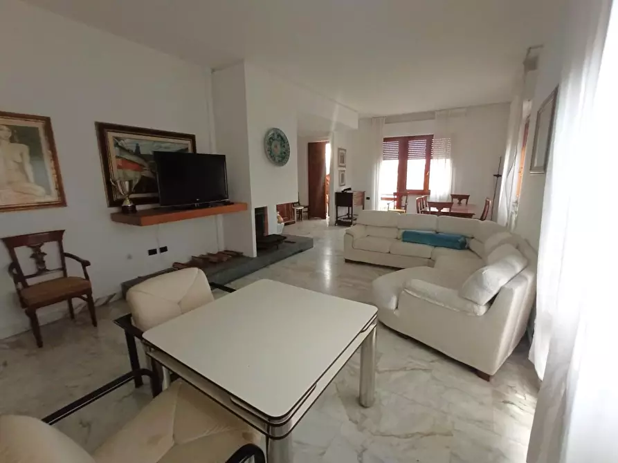 Immagine 4 di Appartamento in vendita  a Viareggio