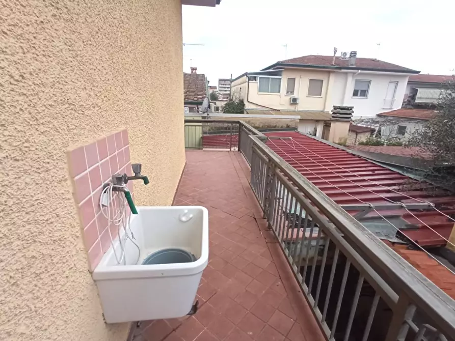 Immagine 10 di Appartamento in vendita  a Viareggio