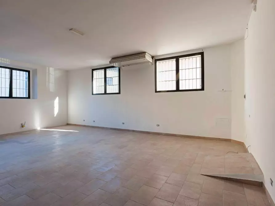 Immagine 13 di Negozio in vendita  a Poggibonsi