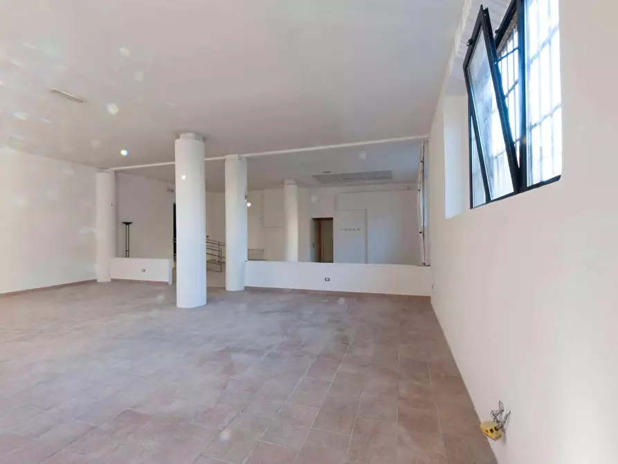 Immagine 16 di Negozio in vendita  a Poggibonsi