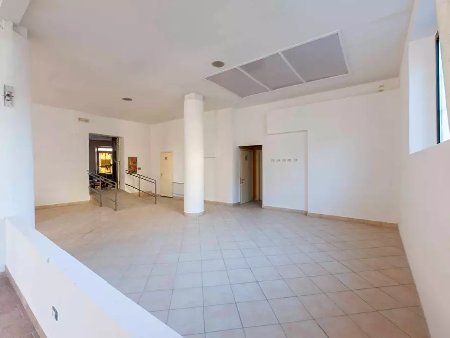 Immagine 9 di Negozio in vendita  a Poggibonsi