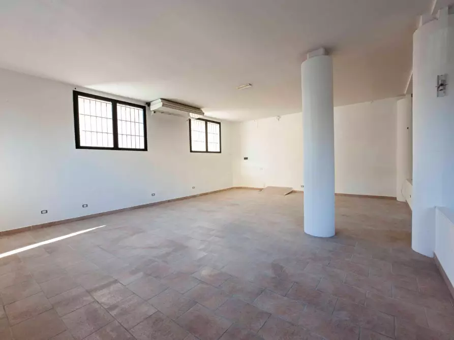 Immagine 17 di Negozio in vendita  a Poggibonsi