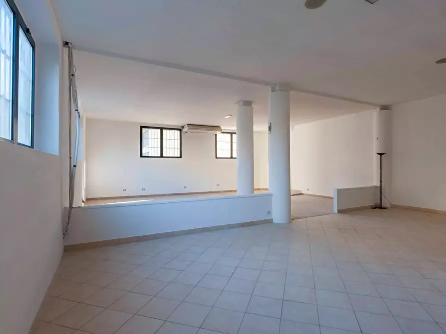 Immagine 5 di Negozio in vendita  a Poggibonsi