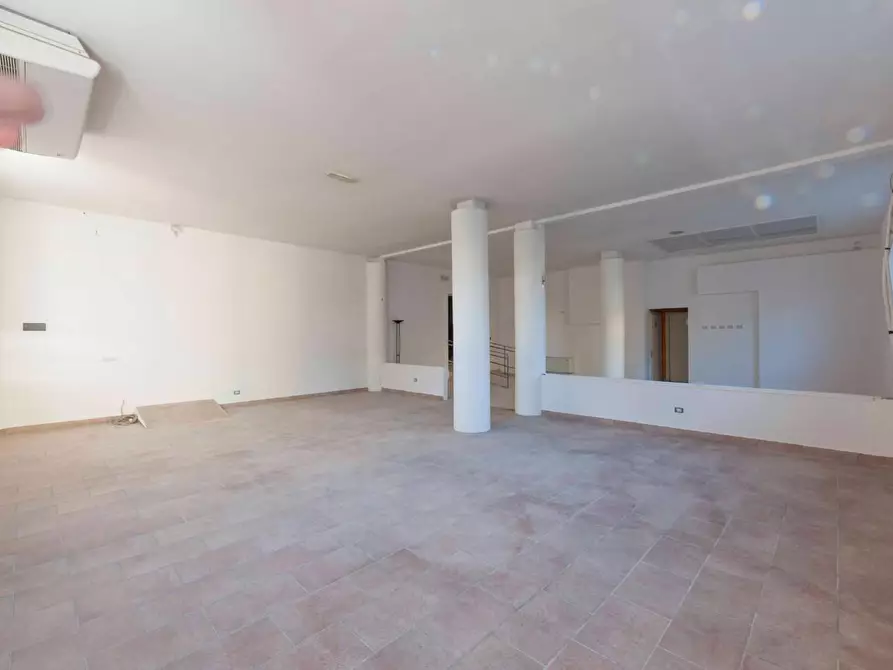 Immagine 15 di Negozio in vendita  a Poggibonsi