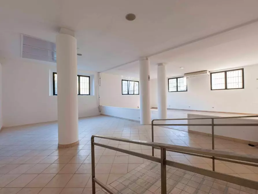 Immagine 3 di Negozio in vendita  a Poggibonsi