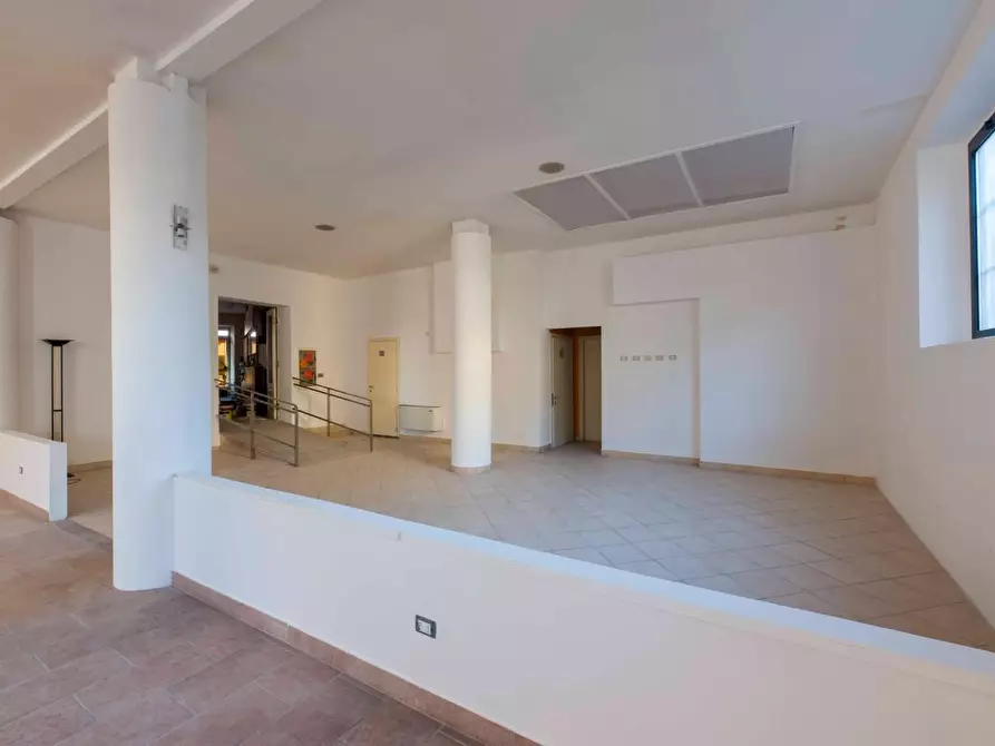 Immagine 11 di Negozio in vendita  a Poggibonsi