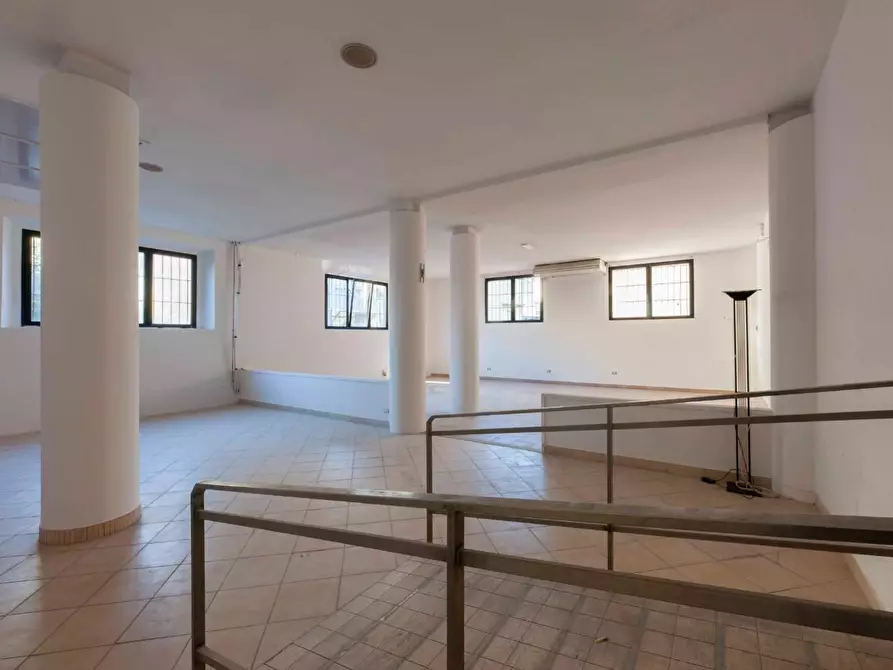 Immagine 2 di Negozio in vendita  a Poggibonsi