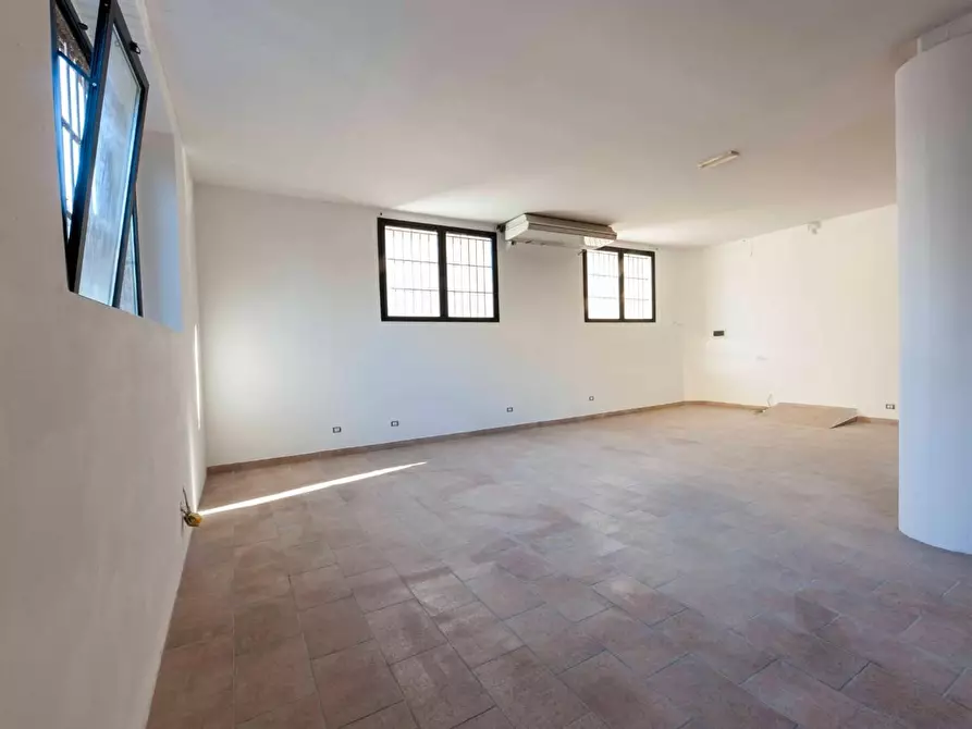 Immagine 18 di Negozio in vendita  a Poggibonsi