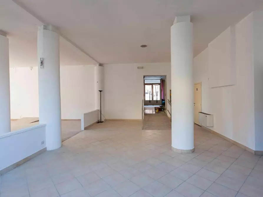Immagine 7 di Negozio in vendita  a Poggibonsi